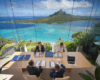 Bureau d'agence immobilière à Tahiti avec vue sur Moorea - consultation de documents immobiliers par des experts professionnels